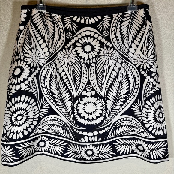 Banana Republic Dresses & Skirts - NWT Banana Republic Black and White Silk Floral Mini Skirt Size 4P